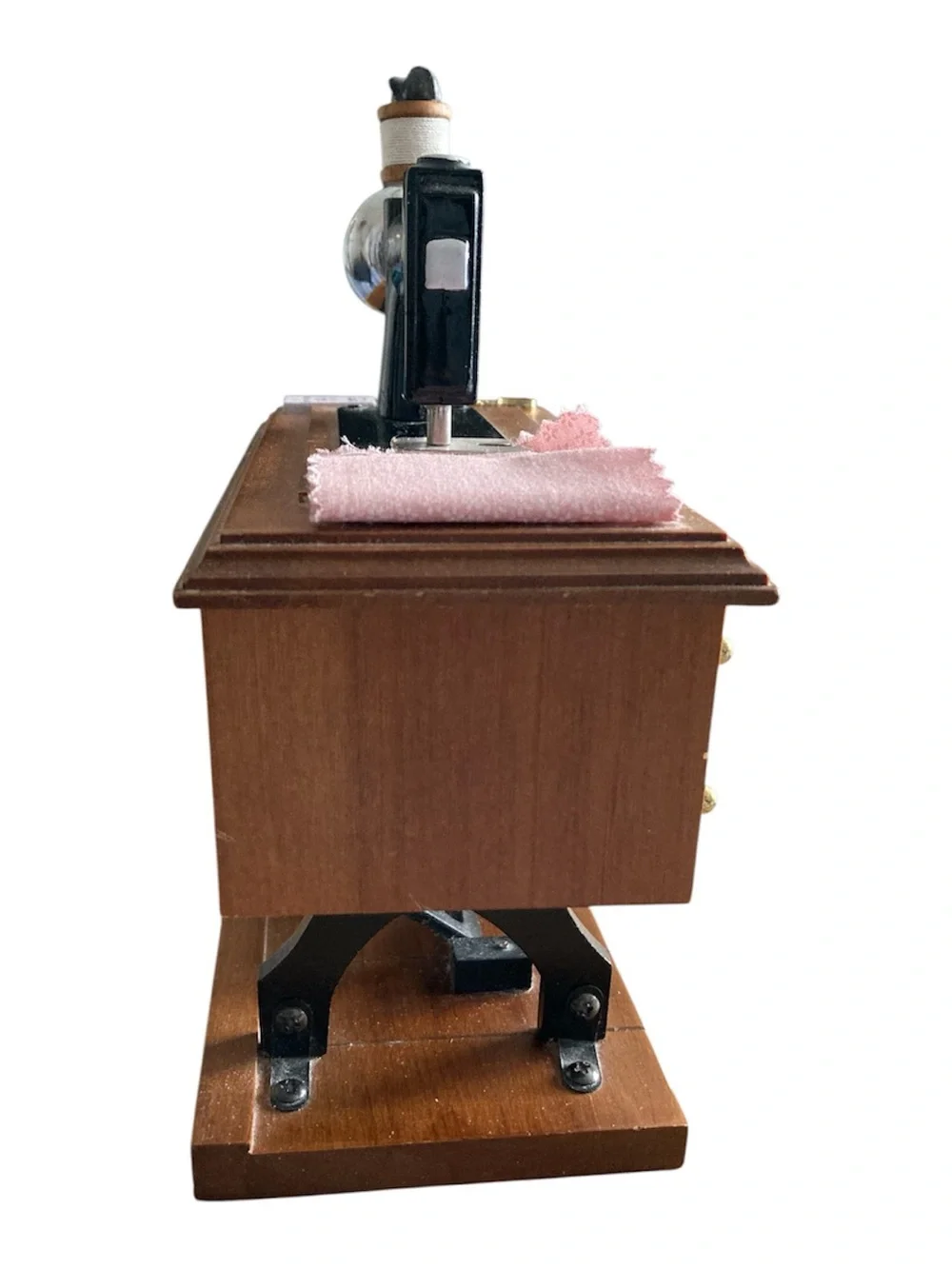 Berkley DesignVintage-Style Sewing Machine Music Box that plays ‘Buttons & Bows’
